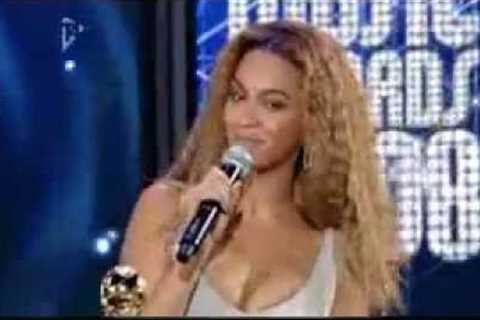 Beyonce Receives World Music Award 08
