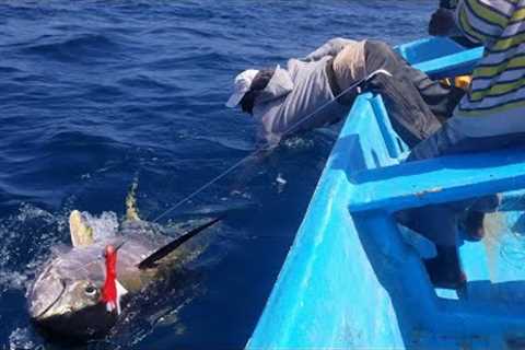 Yellowfin Tuna Fish Catching Skills In Indian Ocean Handline Fish Amazing Fishing Video ( PART 1 )
