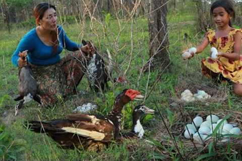 Found catch duck and pick egg in forest- Baby duck egg soup with mixed vegetable so delicious