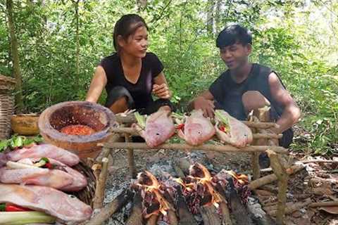 Yummy! Redfish roasted with chili sauce for dinner - Survival cooking in forest