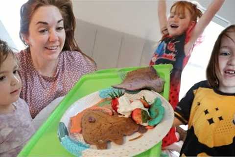 HAPPY BiRTHDAY MOM!!!! Rainbow Pancakes and bday presents! kids decorate surprise cupcakes for jenny