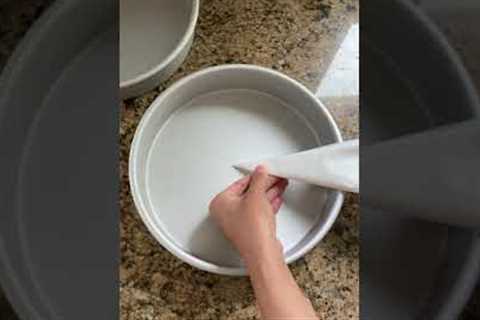 How to cut parchment paper for a round baking pan