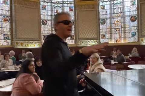 Street Pianist Impresses Classical Music Ladies