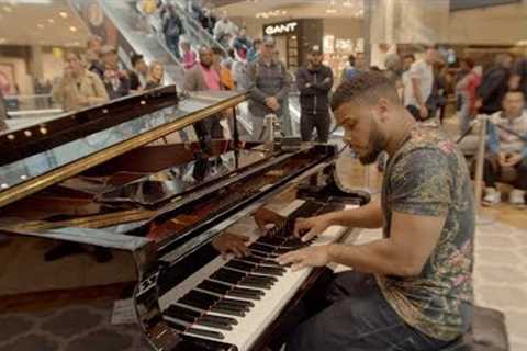 Amazing street pianist stuns passersby in shopping centre