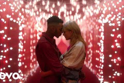 Taylor Swift - Lover (Official Music Video)