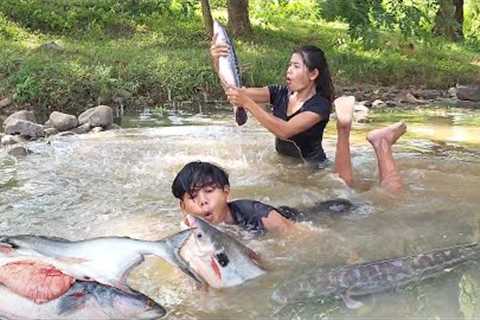 Catch 2 big fish in river for food of survival - Fish salt grilled with chili sauce for dinner