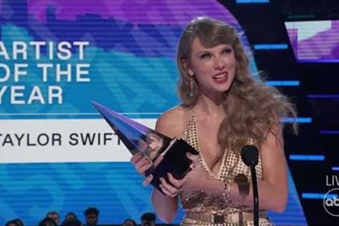 Taylor Swift Accepts the 2022 AMA for Artist of the Year - The American Music Awards