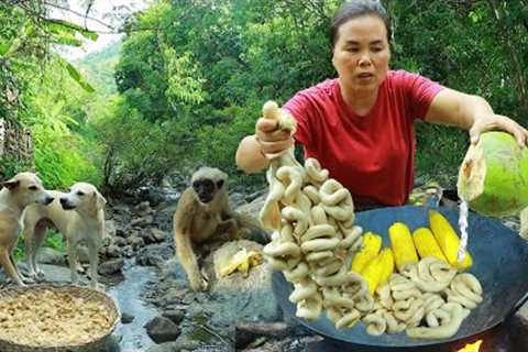 survival in the rainforest-found pig intestine with corn for cook &amp; give to pets HD