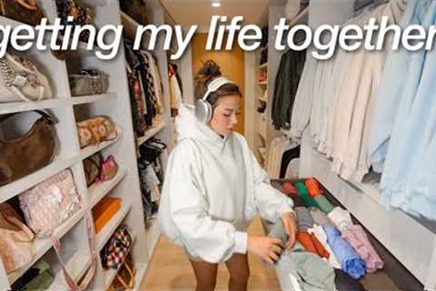 getting my life together living in NYC (grocery shopping, cleaning + decorating, throwing a party)