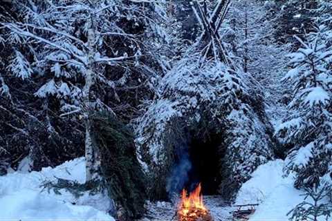 Christmas in Forest.Building a Wiсkiup. Outdoor Cooking. Survival Skills.Bonfire Inside The Shelter.