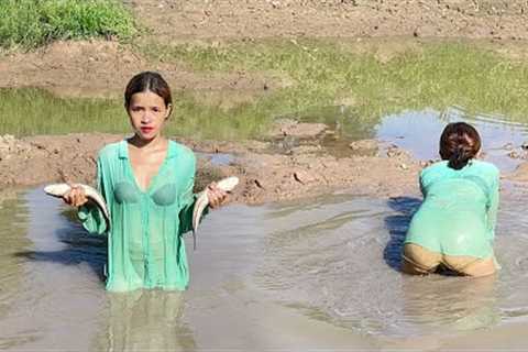 Survival skills: Catch fish in the lake and cook