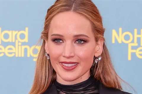Jennifer Lawrence Corrects Story About Mom Selling Toilet on Craigslist
