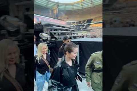 Selena Gomez got mad because the security guard violently pushed a girl during Beyoncé's concert 🫡