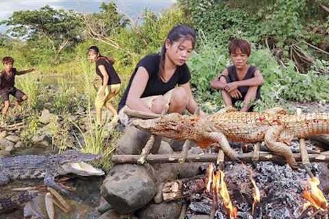 Coincidentally met a crocodile and catch for food in forest - Crocodile spicy roasted for dinner
