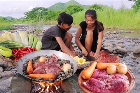 Yummy! Beef grilled on the rock with chili sauce for dinner - Survival cooking