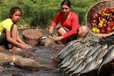Survival skills-How to cook sea fish curry spicy cooking in forest-Cooking sea fish eating delicious