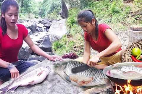 Yummy Big Fish Catching and grilling big fish using soil to cover fish and burning fire on top