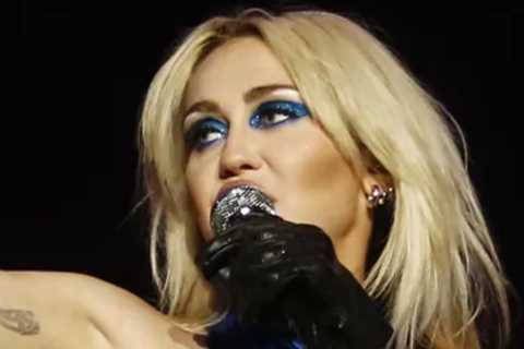 10 Musicians Who Really Don't Like Going On Tour