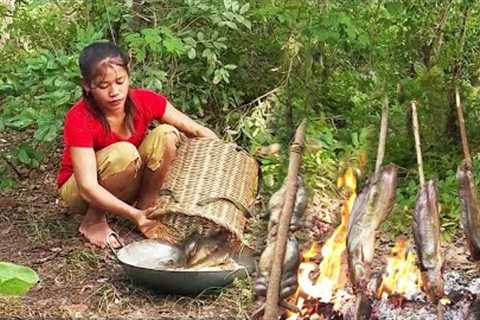 Survival Skill by Catching and grilling fish for jungle food - Hw to find food in forest and Eating
