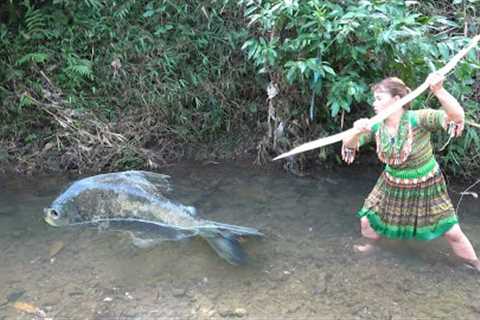 Survival Skills In Primitive : Wild Fish Catching Skills, Catch Big Fish With Primitive Man's Skill