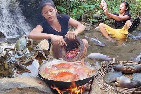 Survival skills in forest: Big crab soup tasty &amp; Fresh fish salad Hot chili sauce, Eating..