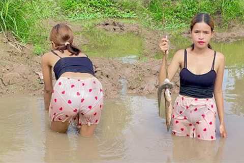 Survival skills: Smart girl catch fish in the lake