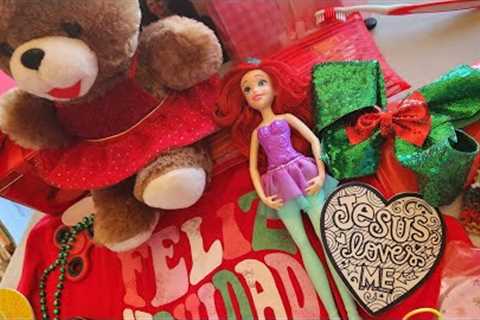 Christmas in Red Girl 5-9 Shoebox with Operation Christmas Child (unboxing)