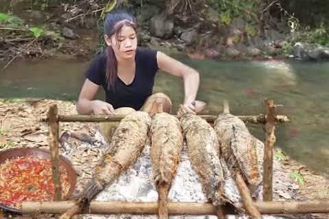 Wow Spicy and Tasty Grilling Snakehead fish! Catch &amp; Cook Fish for our lunch in..