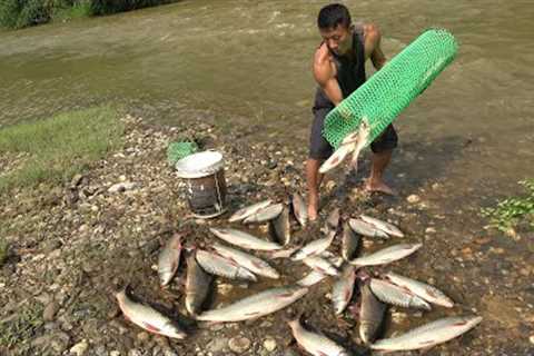 Survival Skills In Primitive: Good Fish Trap Catch Many Fish, Primitive Man's Life
