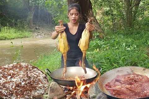 Survival cooking: Duck curry tasty with red ant egg for dinner - Solo cooking in forest