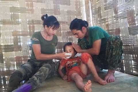 Going to the forest to cut trees to build a house, his son unfortunately fell, survival alone