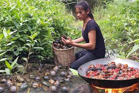 Adventure solo in forest: Snails hot chili cooking for delicious food in jungle