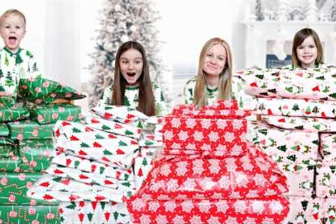 OPENING OUR PRESENTS on CHRISTMAS MORNING!!! Family Fizz