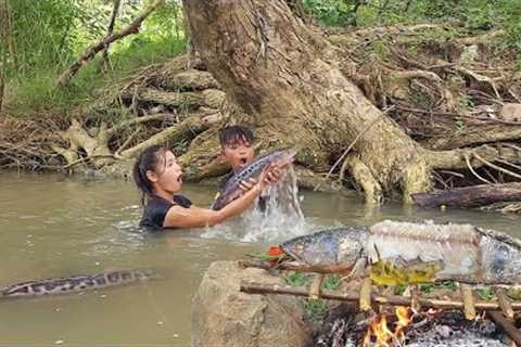 Wow Yummy Big fish! Catch and Cook big fish for jungle food and eating delicious