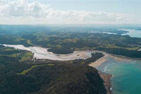 What else can you see in Oceania besides Australia and New Zealand when you travel there?