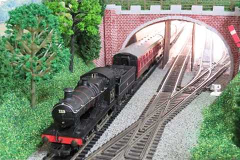 OO Gauge Shed Model Railway / Railroad Layout - Countryside Tunnel Mouth, Raised Area &amp; Steam..