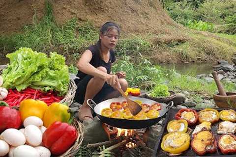 Cooking Egg in bell peppers with Hot chili sauce for dinner, Survival cooking in forest