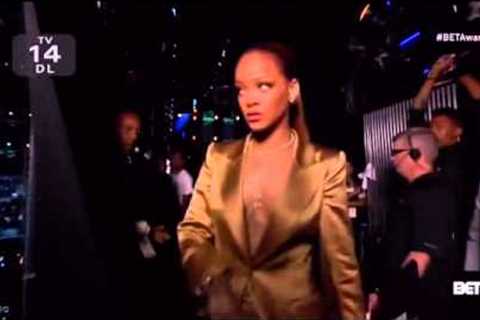 This is what happens when you don’t let rihanna bring money on stage