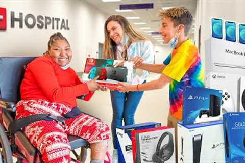 SURPRISING KIDS at the Hospital with CHRISTMAS PRESENTS!!