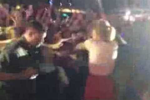 Taylor Swift Gets Angry and Pushes Security @ Sydney Concert | 4th Dec 2013