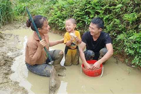 The couple went to the fields to catch fish to dry and preserve - Cooking | My daily life