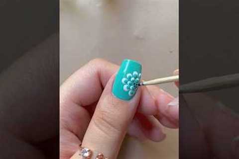 💅💚Easy nail art design with household items #nailart2023 #naildesign #youtubeshorts #shorts