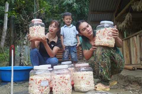 Harvesting bamboo shoots, how to make chilli bamboo shoots, selling at the market, survival alone
