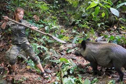 Survival skills, A herd of wild boars surrounds the shelter, fishing in the stream, survival alone