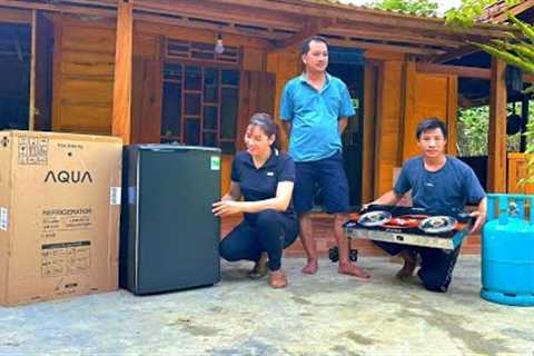 DAU and TU were very happy to receive the precious gift - Plant more flowers, beautify the farm