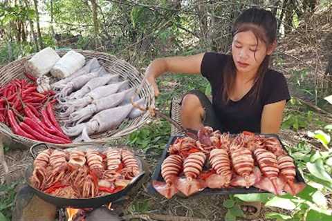 Yummy! Squid spicy chili cooking with mushroom Eating show - Survival cooking