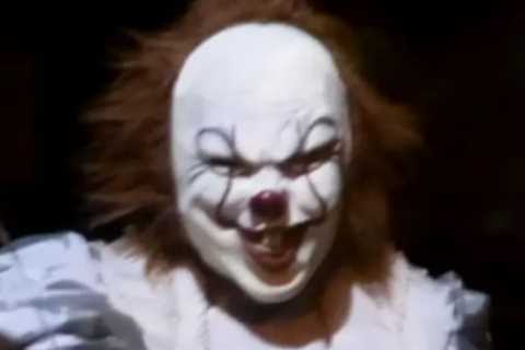 Clown Terrifying Scottish Town in Pennywise Costume Dares Police to Catch Him in Creepy Video