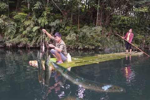 Amazing hook fishing with bamboo boats - Survival in the forest catch fish - Solo bushcraft