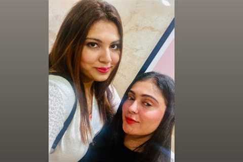BFFs and shopping sprees: A match made in retail heaven! 🛍️💖