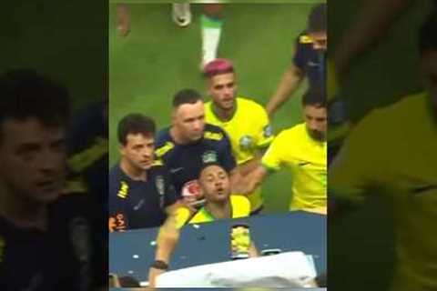 Neymar receives popcorn from a Brazilian fan and gets angry 🍿🤬💀 #neymar